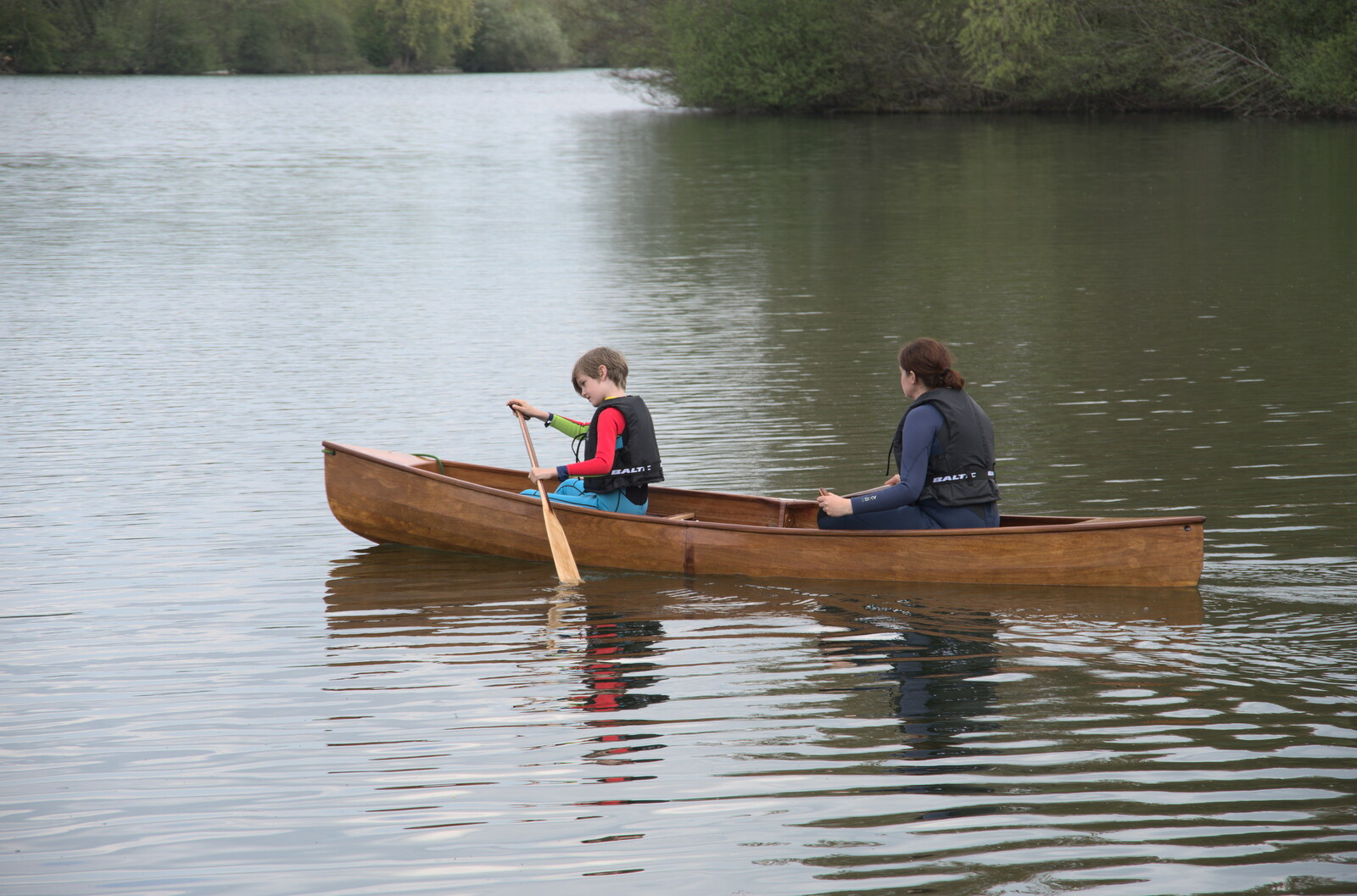 The Canoe's First Outing, Weybread Lake, Harleston - 1st May 2022: Harry gets a go with some gentle paddling