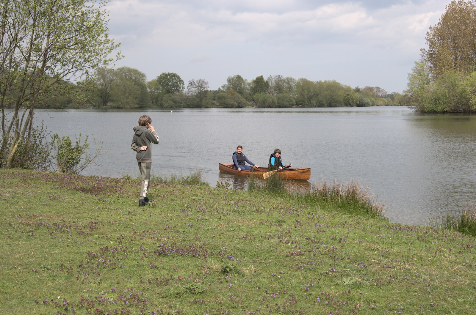The Canoe's First Outing, Weybread Lake, Harleston - 1st May 2022: Isobel and Fred come back from a trip
