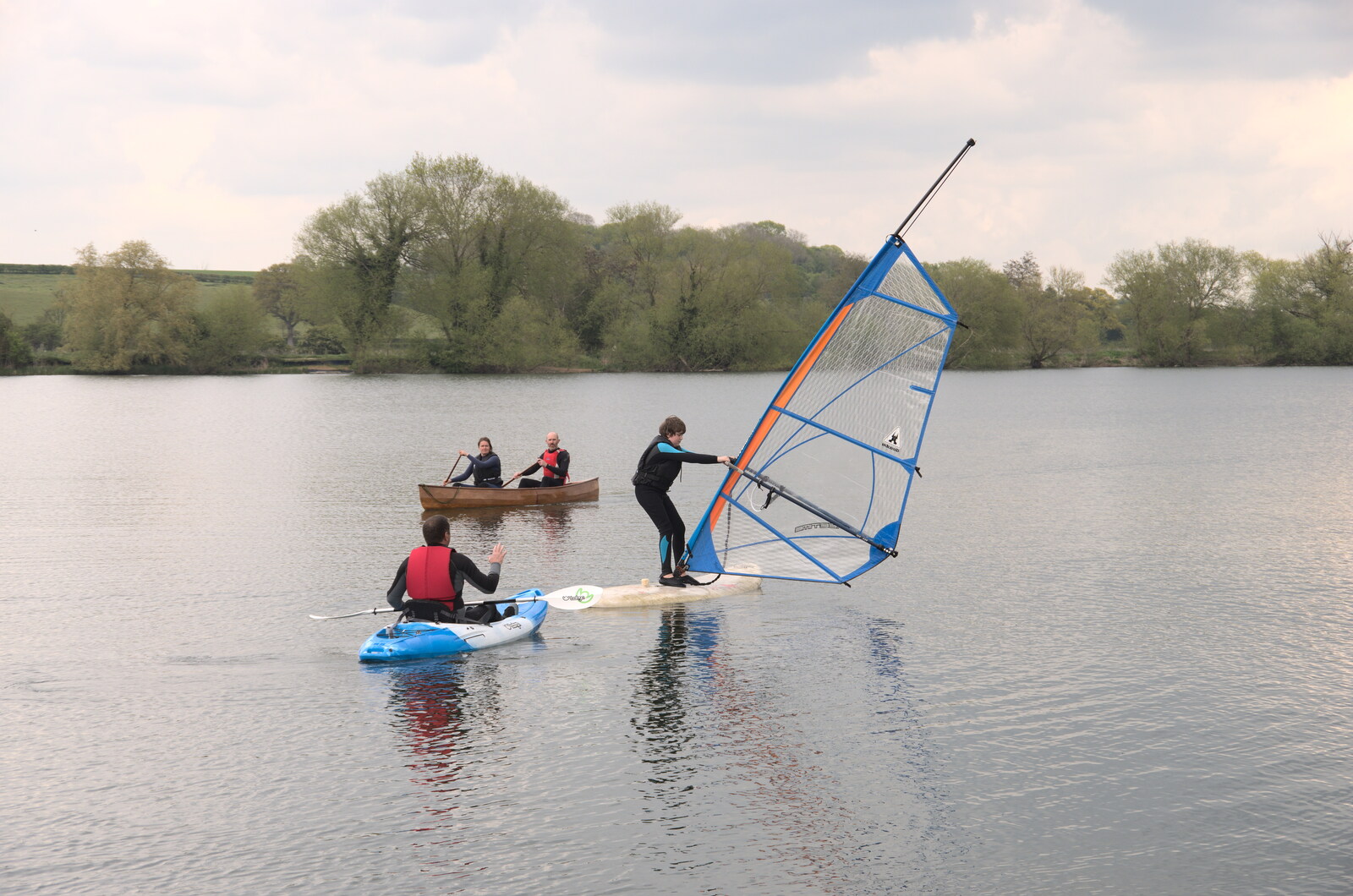 The Canoe's First Outing, Weybread Lake, Harleston - 1st May 2022: Fred gets a windsurfing lesson