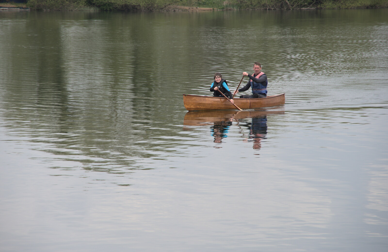 The Canoe's First Outing, Weybread Lake, Harleston - 1st May 2022: Fred comes back from a paddle