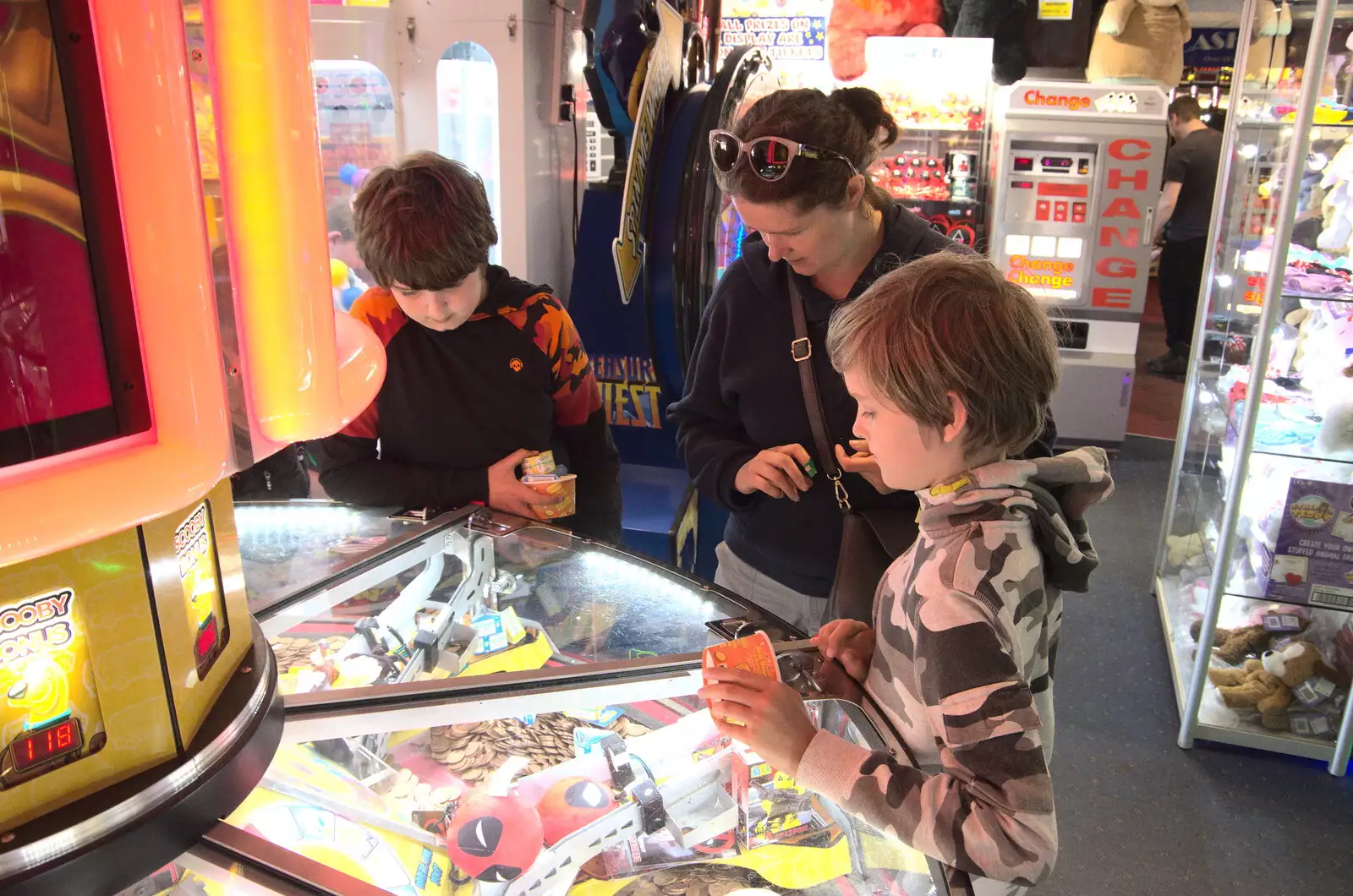 We spend some time on the 2p shove machines, from On the Beach at Sea Palling, Norfolk - 8th May 2022