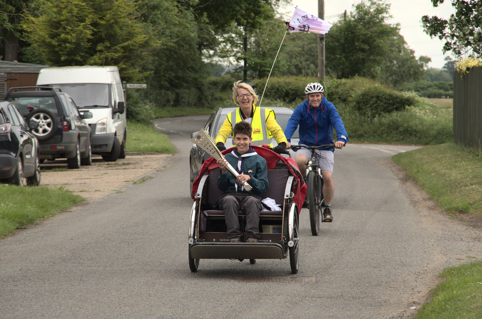 The rickshaw heads off to the village hall from The Jubilee Torch Run, Brome and Oakley, Suffolk - 25th May 2022