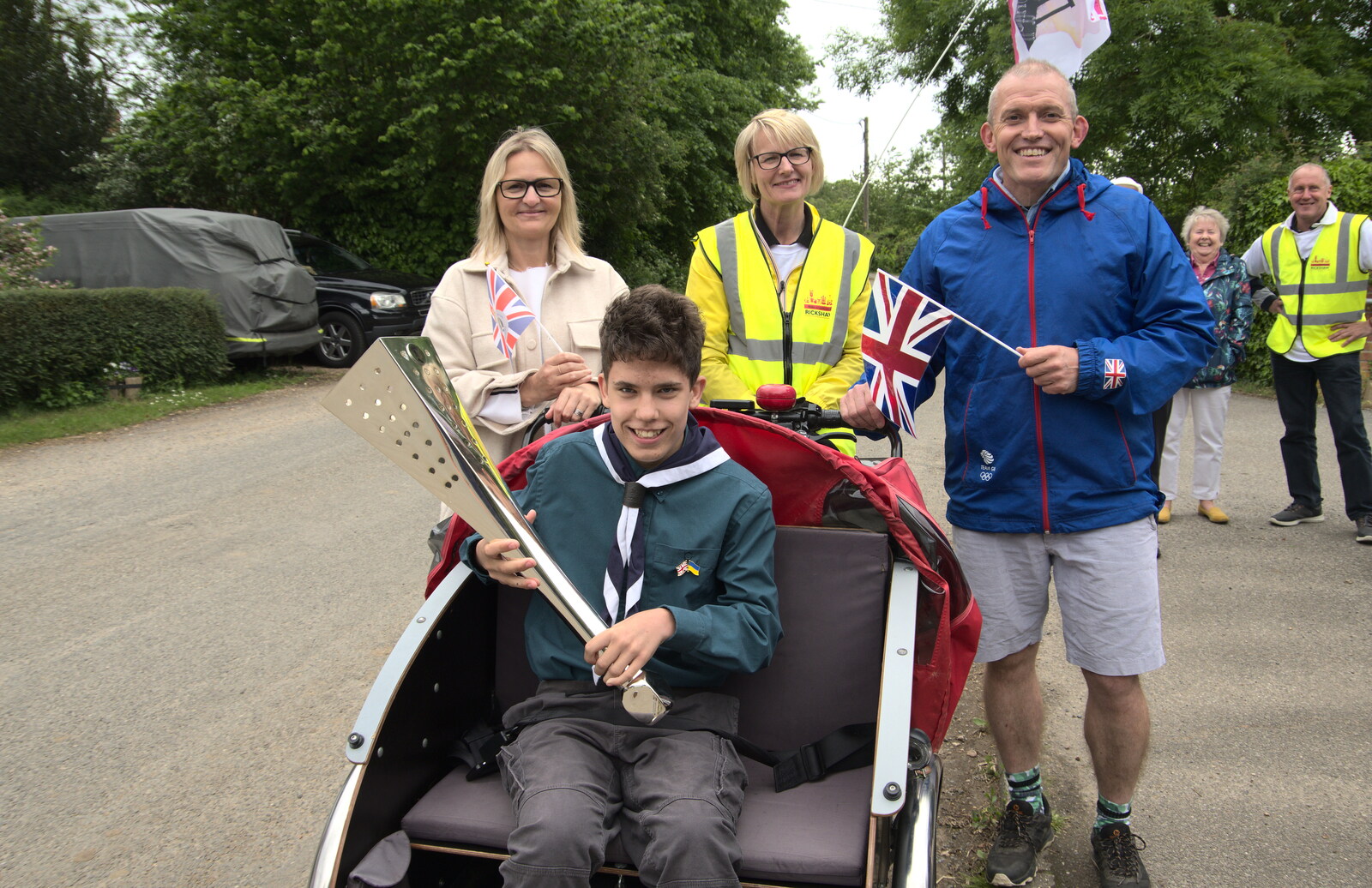 Jack and his parents get a photo from The Jubilee Torch Run, Brome and Oakley, Suffolk - 25th May 2022