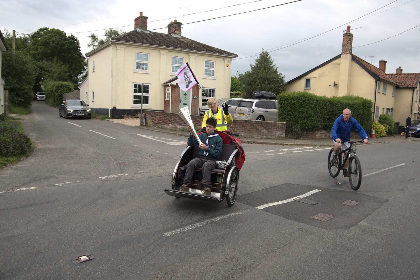 The rickshaw heads out onto the main Hoxne Road from The Jubilee Torch Run, Brome and Oakley, Suffolk - 25th May 2022