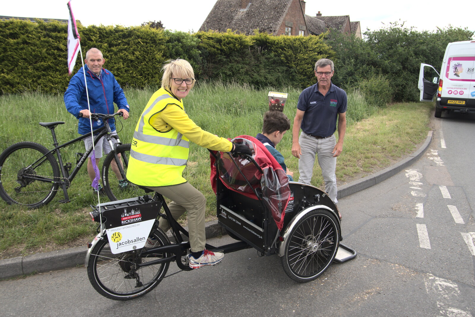 All stop as Jack is dropped off in Lower Oakley from The Jubilee Torch Run, Brome and Oakley, Suffolk - 25th May 2022