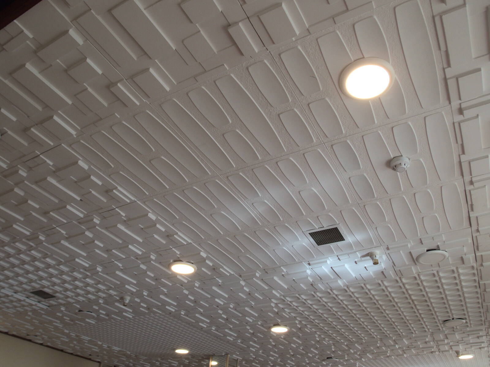 The hotel's restaurant has a funky 1960s ceiling from Faded Seaside Glamour: A Weekend in Great Yarmouth, Norfolk - 29th May 2022