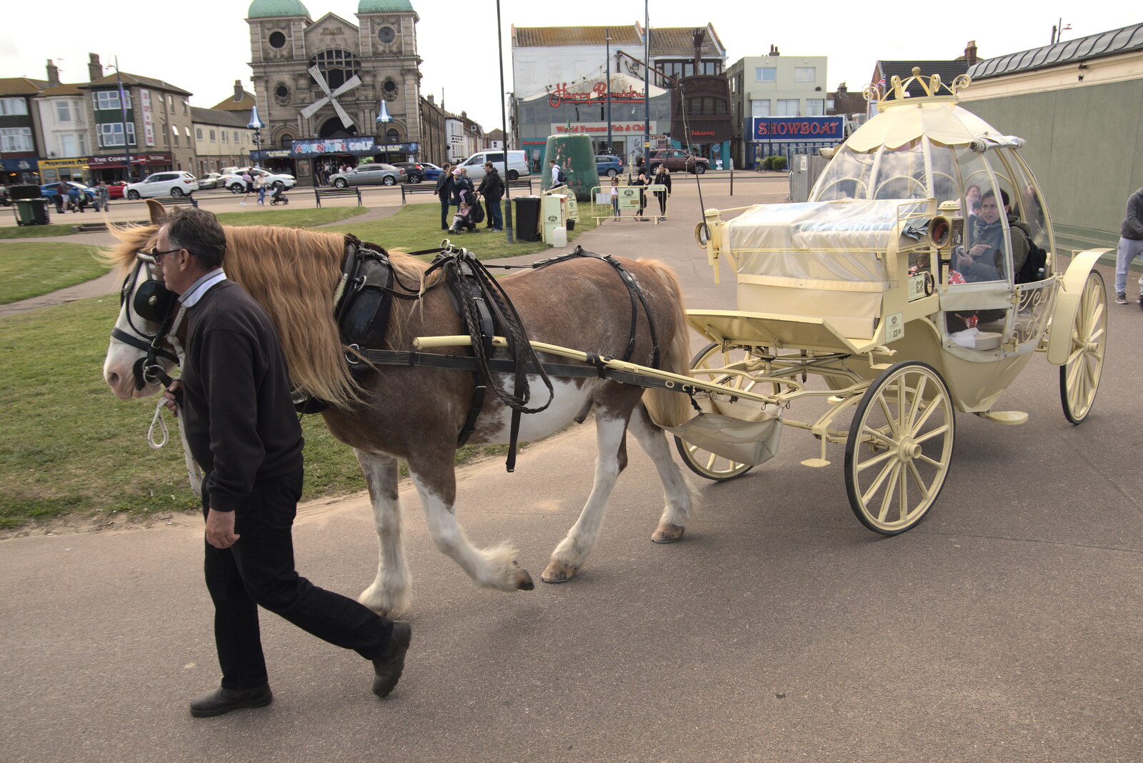 A horse and carriage trots around from Faded Seaside Glamour: A Weekend in Great Yarmouth, Norfolk - 29th May 2022
