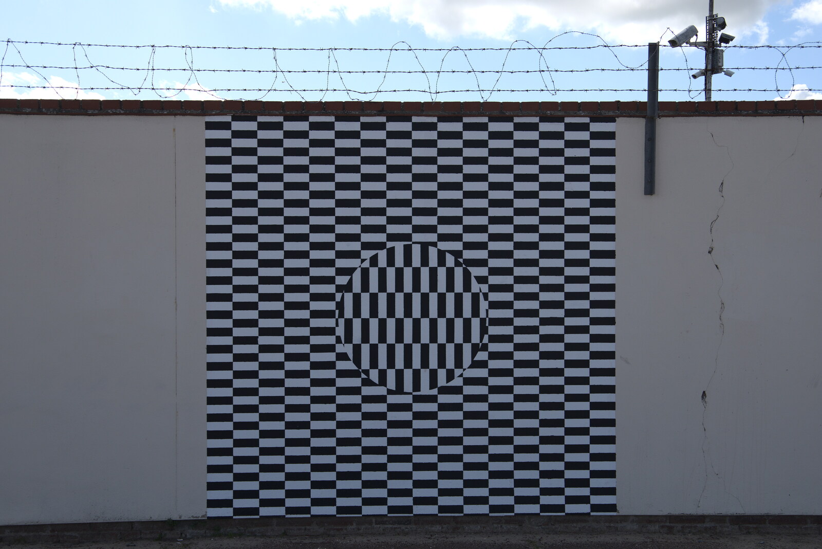 An optical illusion on a prison wall from Faded Seaside Glamour: A Weekend in Great Yarmouth, Norfolk - 29th May 2022