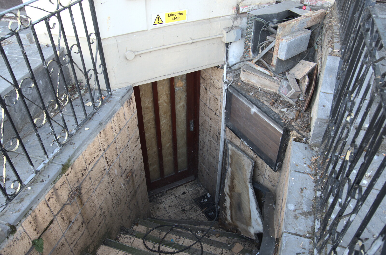 A derelict basement entrance from Faded Seaside Glamour: A Weekend in Great Yarmouth, Norfolk - 29th May 2022