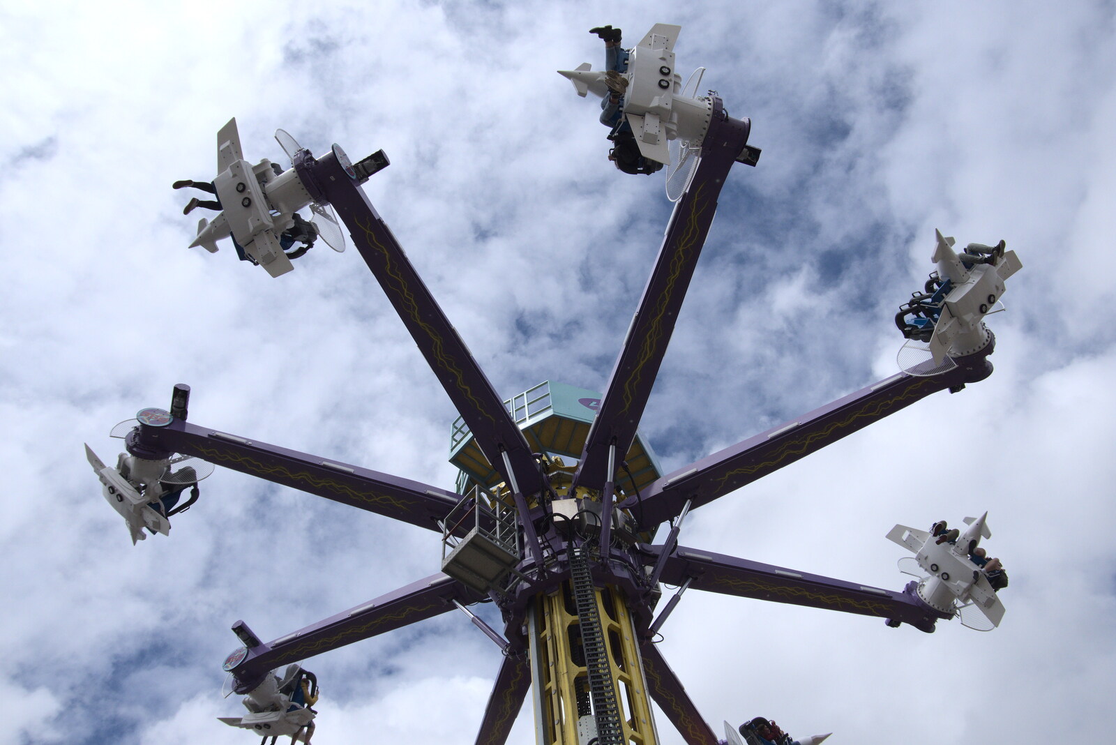 A spinning ride at the Pleasure Beach from Faded Seaside Glamour: A Weekend in Great Yarmouth, Norfolk - 29th May 2022