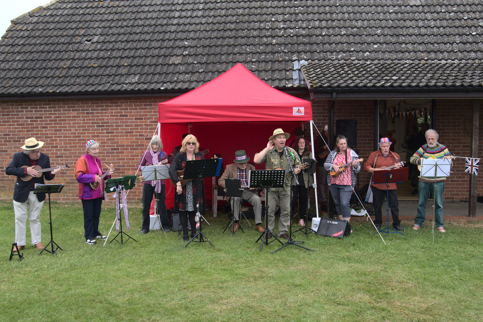 Platinum Jubilee Sunday in Palgrave, Brome and Coney Weston - 5th June 2022: A ukulele group does a performance