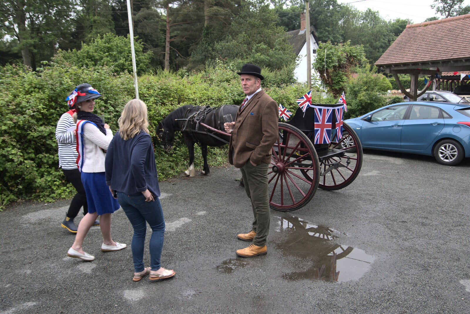 Platinum Jubilee Sunday in Palgrave, Brome and Coney Weston - 5th June 2022: Big Steve's got his horse and buggy out
