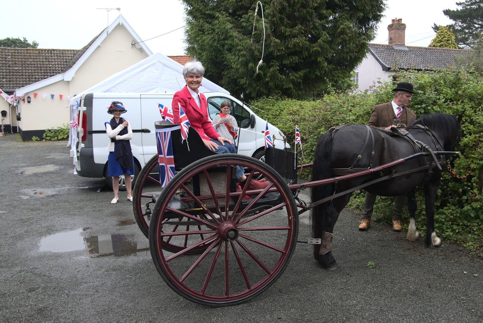 Platinum Jubilee Sunday in Palgrave, Brome and Coney Weston - 5th June 2022: The buggy gets some visitors for a try out