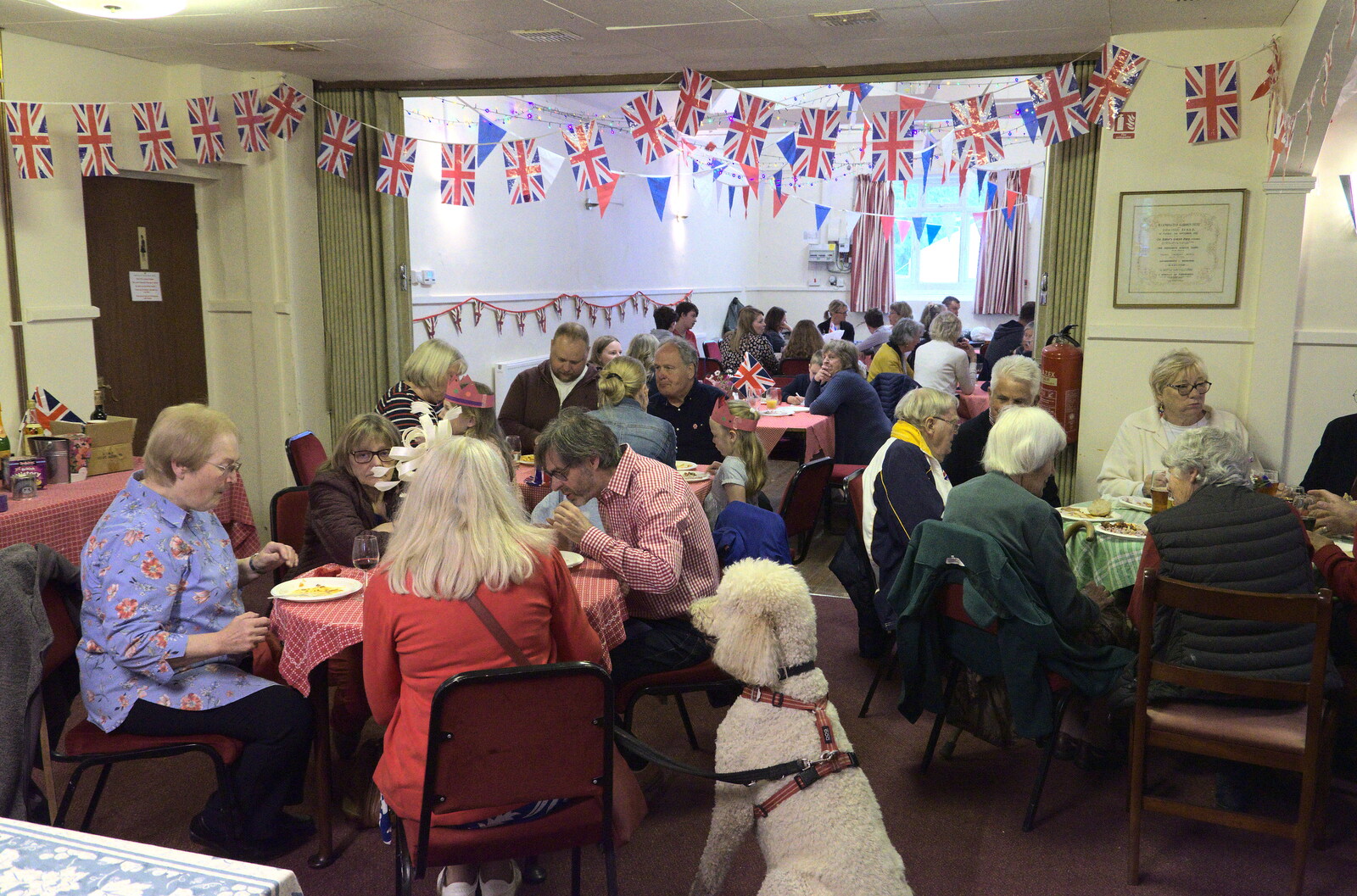Platinum Jubilee Sunday in Palgrave, Brome and Coney Weston - 5th June 2022: Lunch in full swing