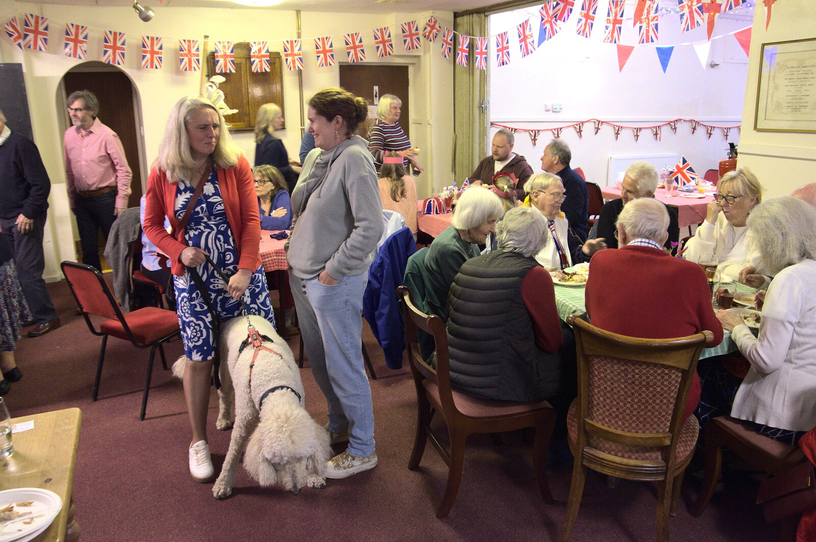 Platinum Jubilee Sunday in Palgrave, Brome and Coney Weston - 5th June 2022: Isobel chats to someone with a large dog