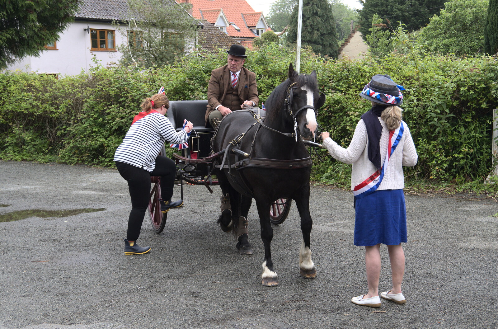 Platinum Jubilee Sunday in Palgrave, Brome and Coney Weston - 5th June 2022: Steve gets ready to head off