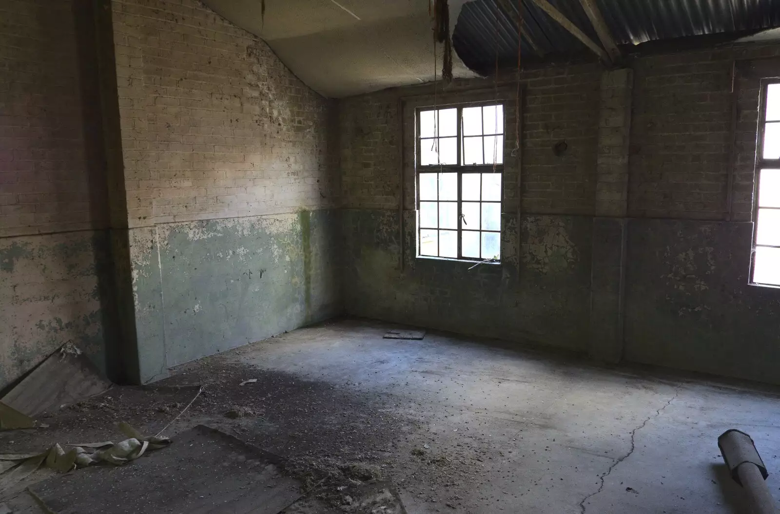 This hut's in fairly good condition, from A 1940s Timewarp, Site 4, Bungay Airfield, Flixton, Suffolk - 9th June 2022