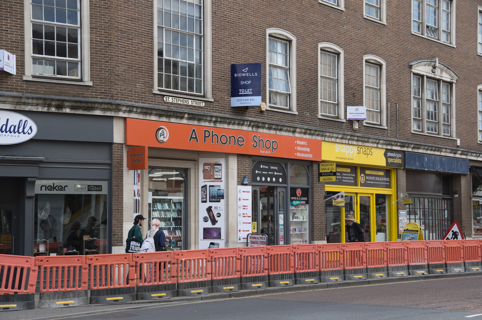 Lunch at Yo! Sushi, Norwich, Norfolk - 19th June 2022: A phone shop with a stunning lack of imagination