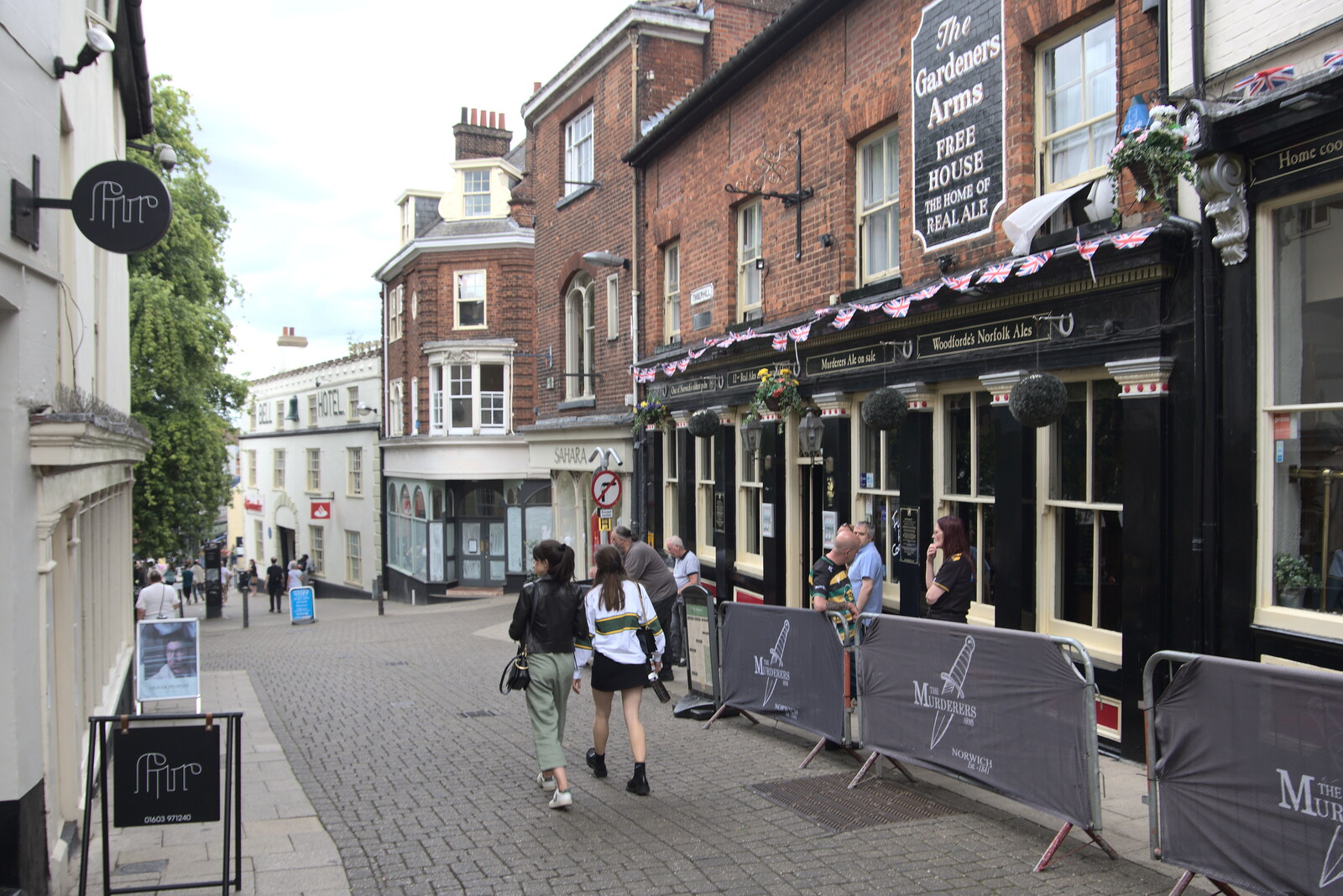 Outside the Gardeners Arms, and the Murderers from The Lord Mayor's Procession, Norwich, Norfolk - 2nd July 2022