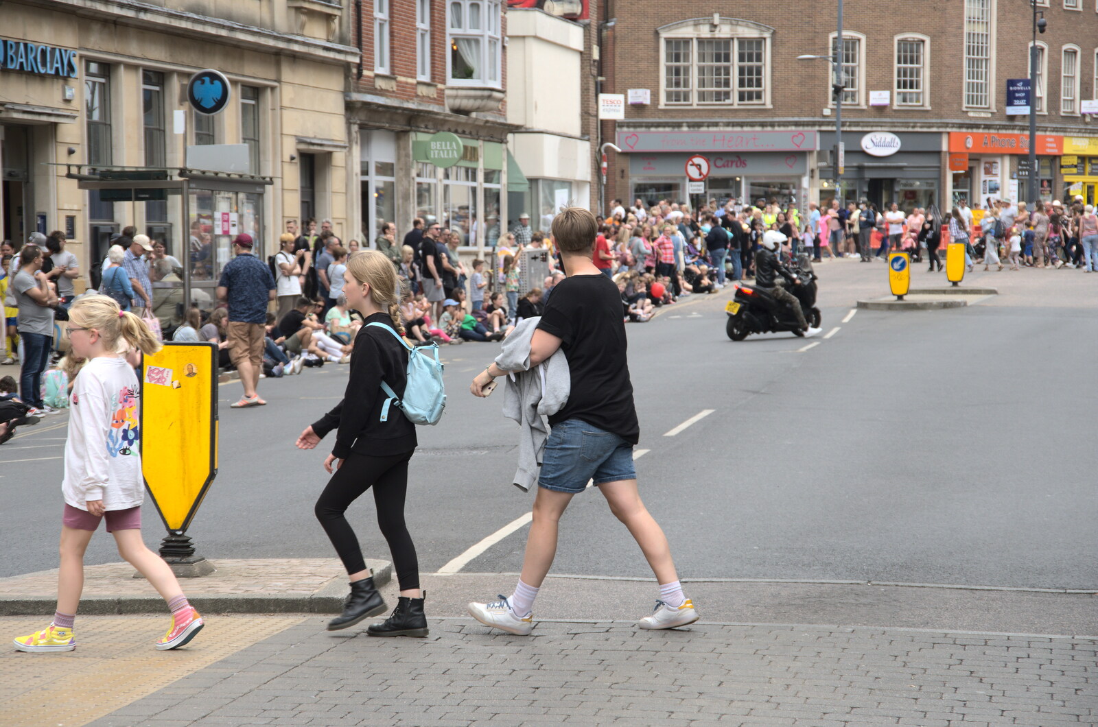 Crossing the road on Red Lion Street from The Lord Mayor's Procession, Norwich, Norfolk - 2nd July 2022