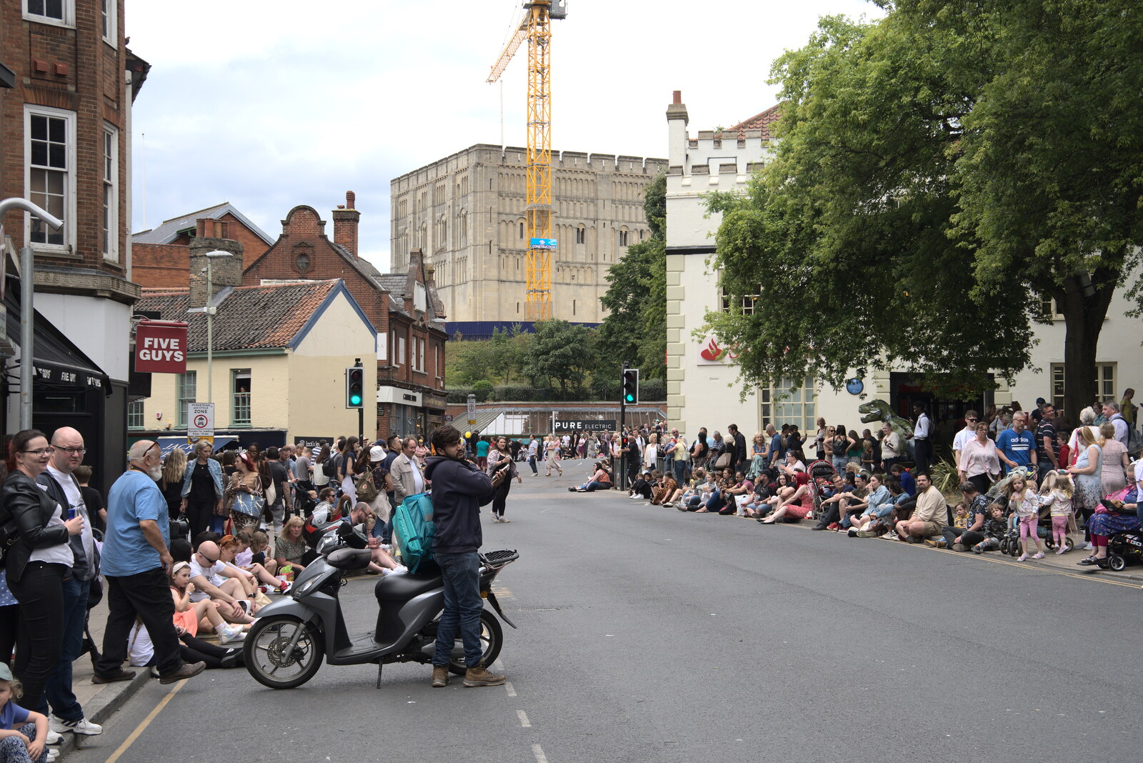 The view up to the castle from The Lord Mayor's Procession, Norwich, Norfolk - 2nd July 2022