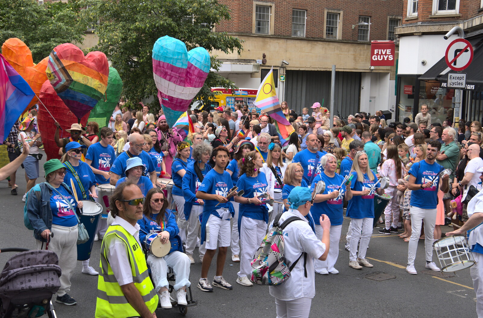 The samba group pauses for a traffic jam from The Lord Mayor's Procession, Norwich, Norfolk - 2nd July 2022