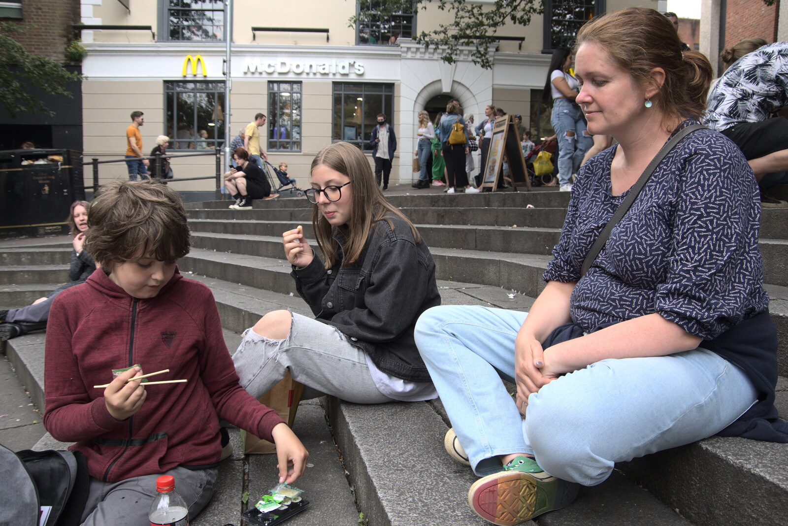 Fred and Sophie eat on the steps of Hay Hill from The Lord Mayor's Procession, Norwich, Norfolk - 2nd July 2022