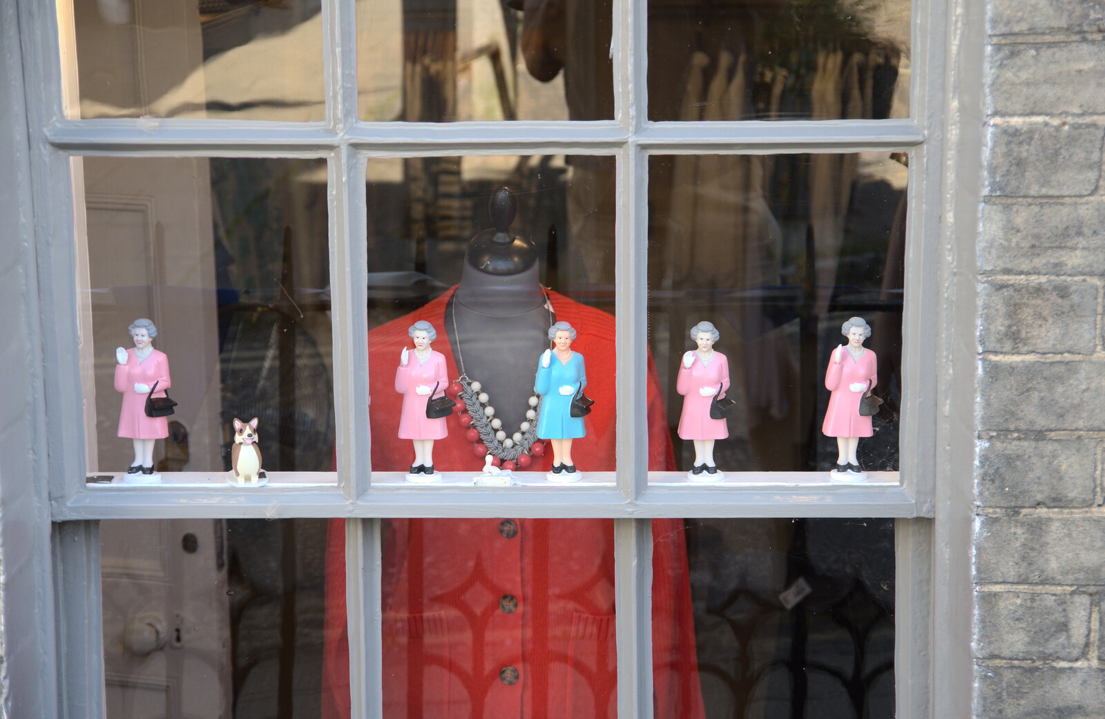 A Trip to Framlingham, Suffolk - 28th July 2022: There are a load of waving queens in a shop window