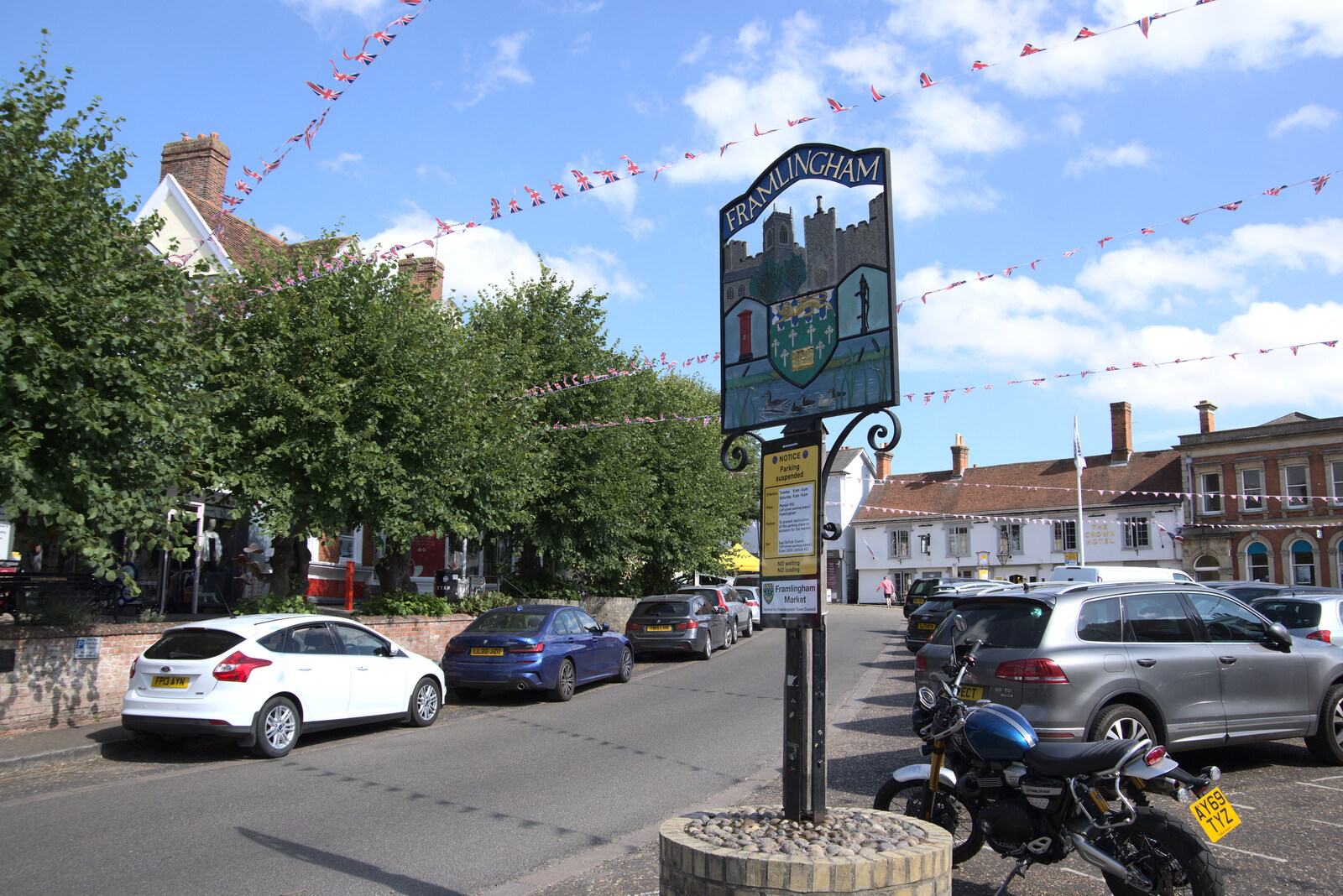 A Trip to Framlingham, Suffolk - 28th July 2022: The Framlingham sign, and marketplace