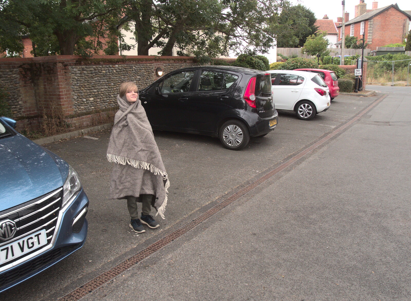 The Eye Piggy Tail Trail and Ipswich Dereliction, Suffolk - 29th July 2022: Harry roams around the car park in a blanket