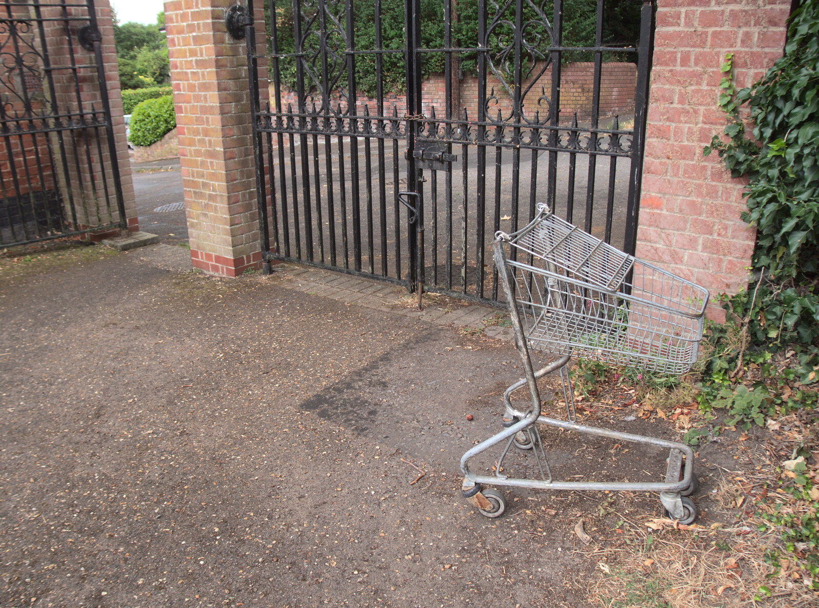 The Eye Piggy Tail Trail and Ipswich Dereliction, Suffolk - 29th July 2022: It's a classic: an abandoned shopping trolley