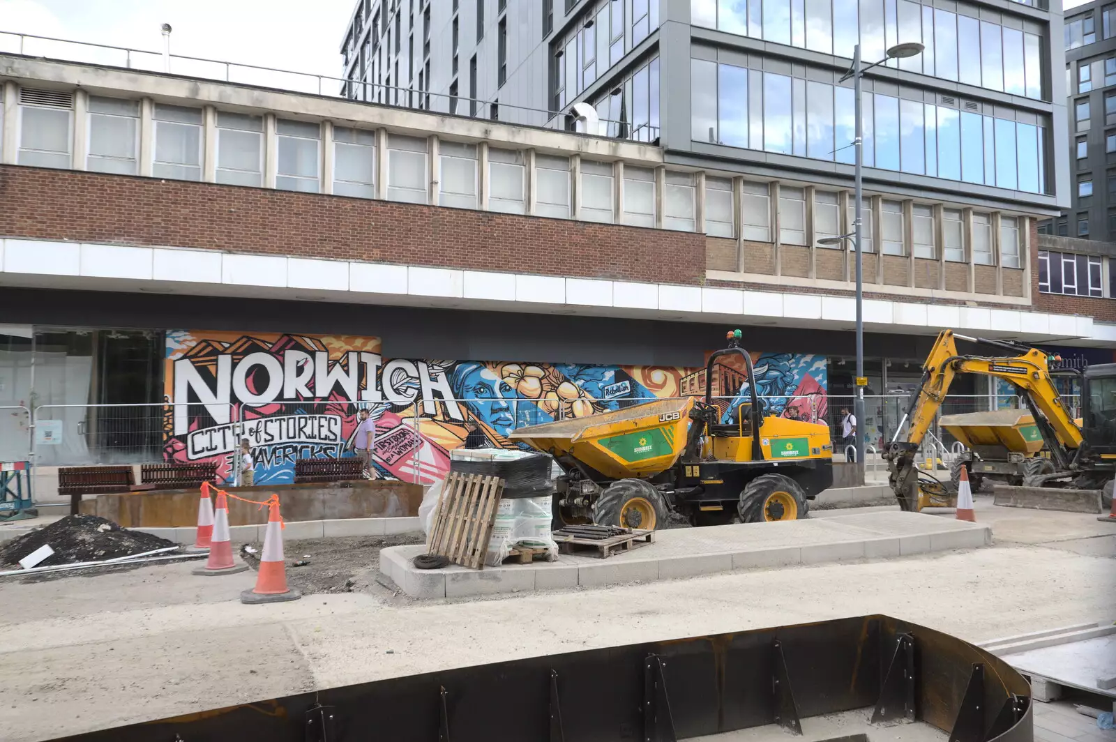 Street art on a 1960s building on St. Stephen's, from A Norwich Trip, and Rob Folkard and Jo at The Bank, Eye, Suffolk - 20th August 2022