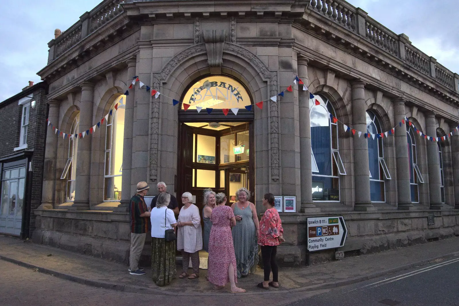 There's a first-set break outside The Bank, from A Norwich Trip, and Rob Folkard and Jo at The Bank, Eye, Suffolk - 20th August 2022