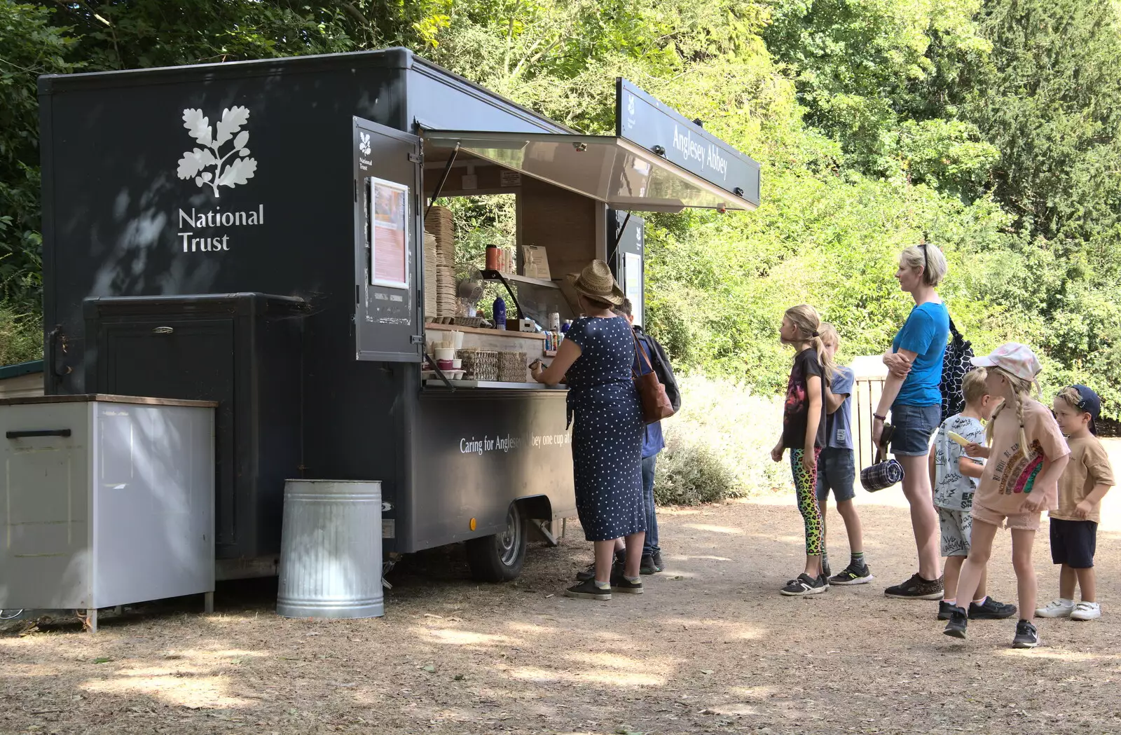 Isobel queues up for ice-creams and drinks, from Anglesey Abbey and a #StandWithUkraine Demo, Cambridge - 24th August 2022