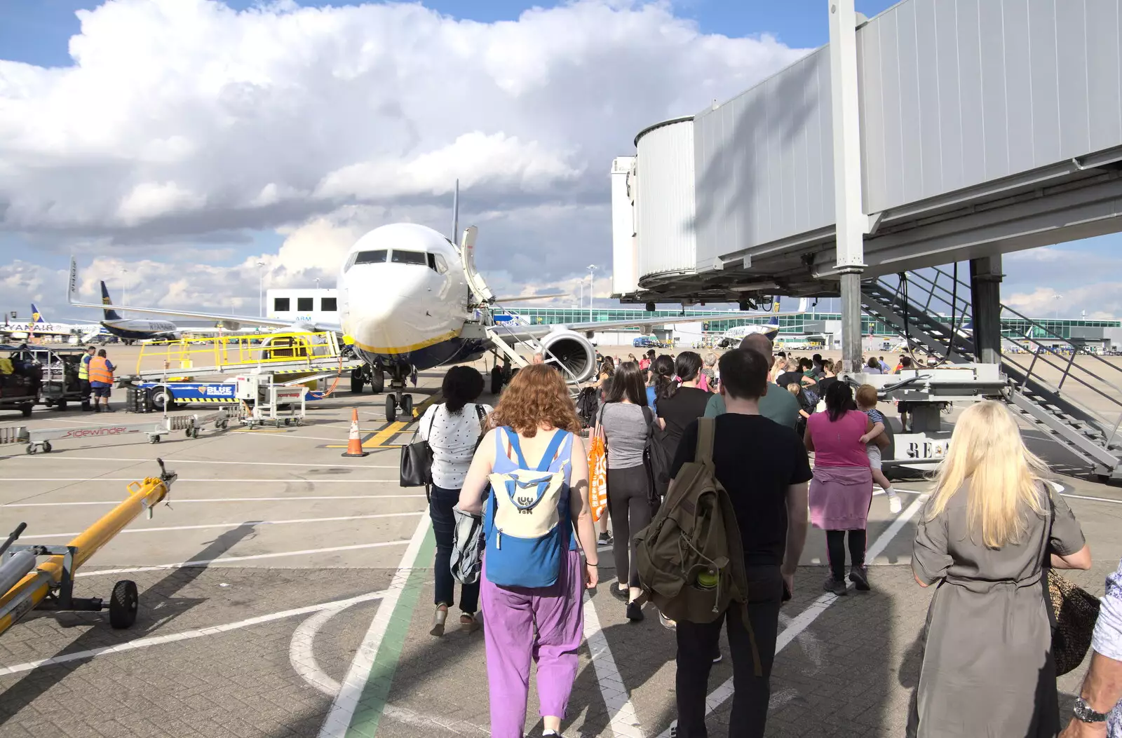 The flying bus loads up, from The Flags of Arezzo, Tuscany, Italy - 28th August 2022