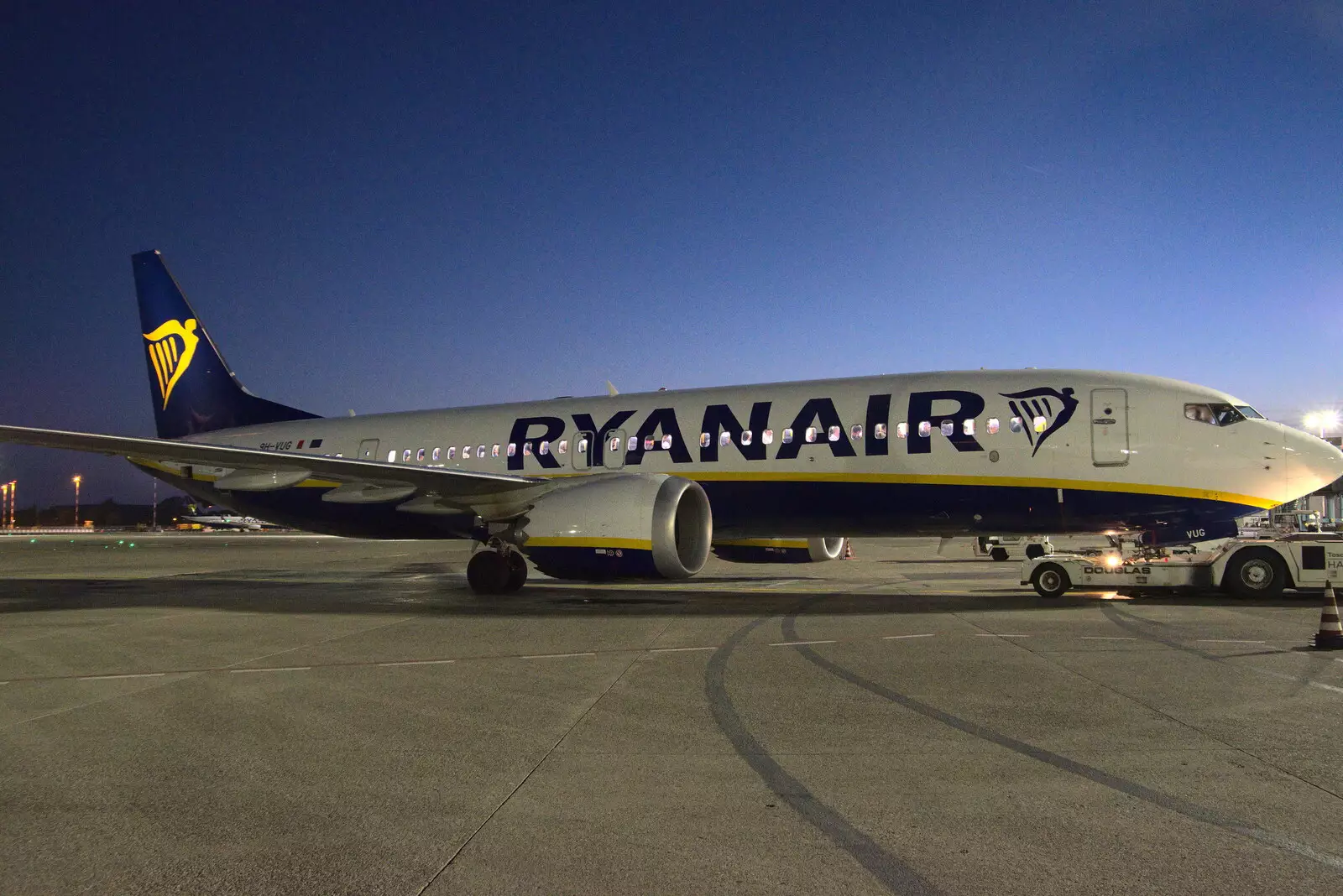 A 737 at Pisa airport, from The Flags of Arezzo, Tuscany, Italy - 28th August 2022