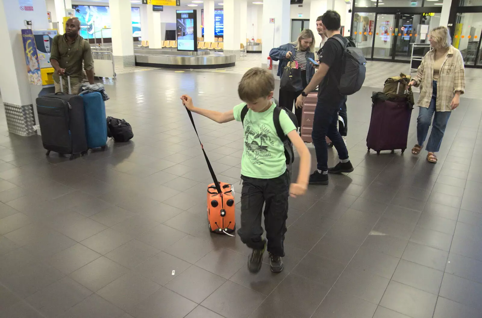 Harry hauls his Trunki off, from The Flags of Arezzo, Tuscany, Italy - 28th August 2022