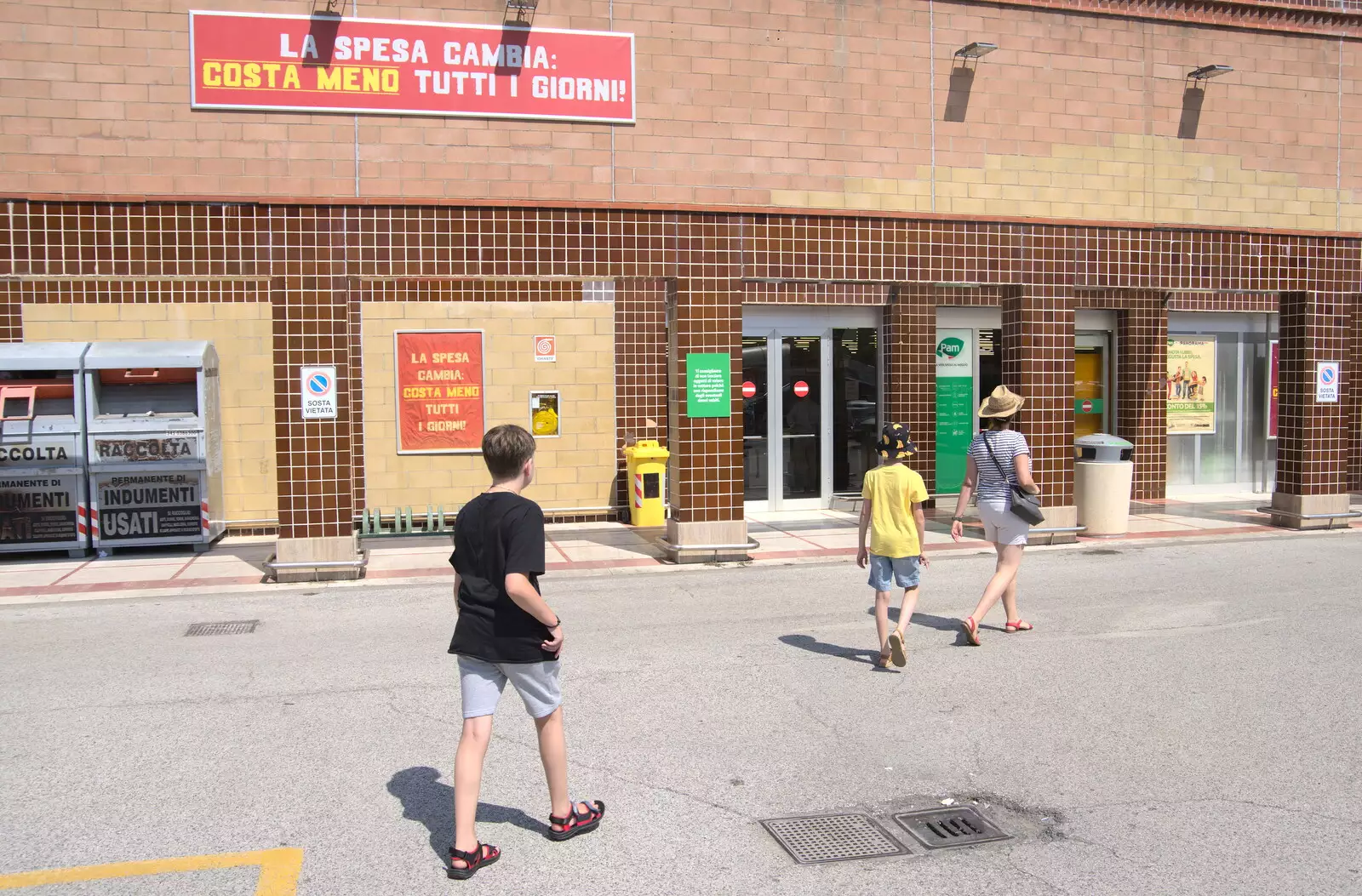 We visit the nearby Pam supermarket for supplies, from The Flags of Arezzo, Tuscany, Italy - 28th August 2022