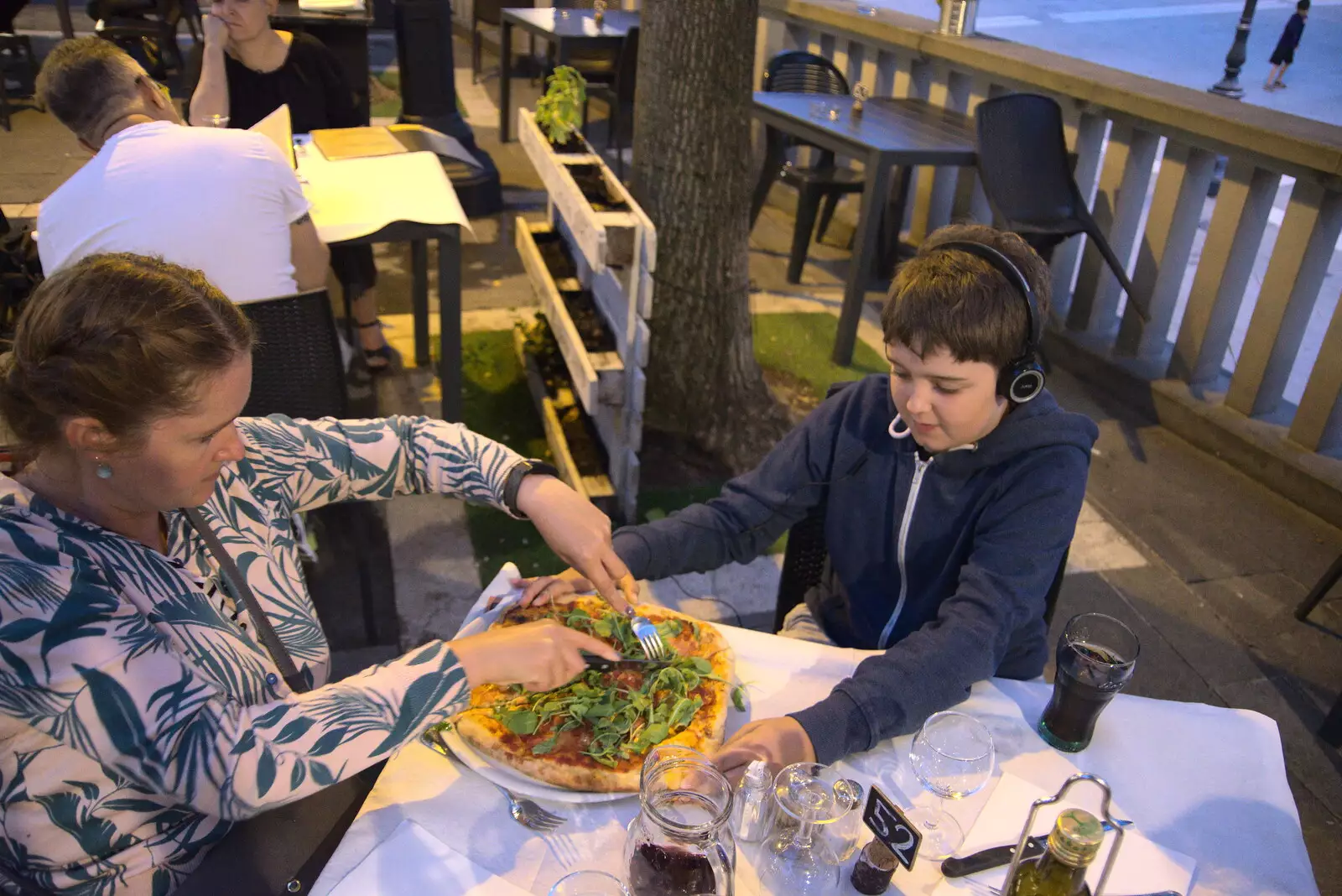 Isobel helps slice up Fred's pizza, from The Flags of Arezzo, Tuscany, Italy - 28th August 2022