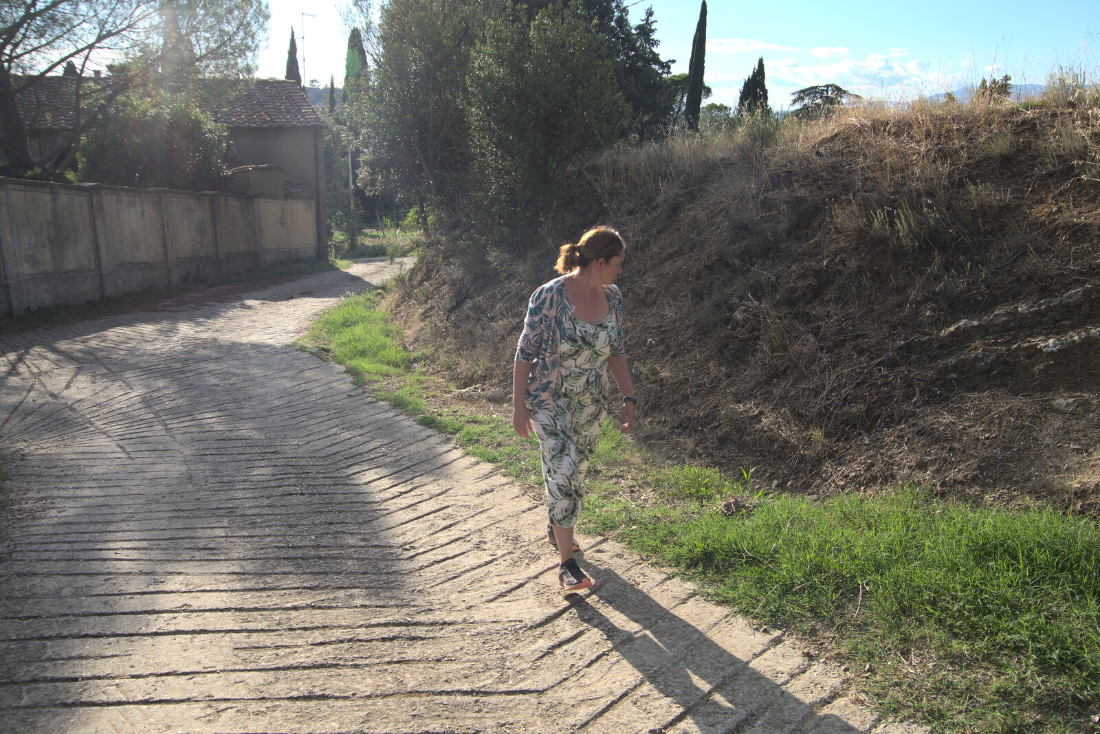 A Day by the Pool and a Festival Rehearsal, Arezzo, Italy - 3rd September 2022: We go for a walk up the path behind the estate