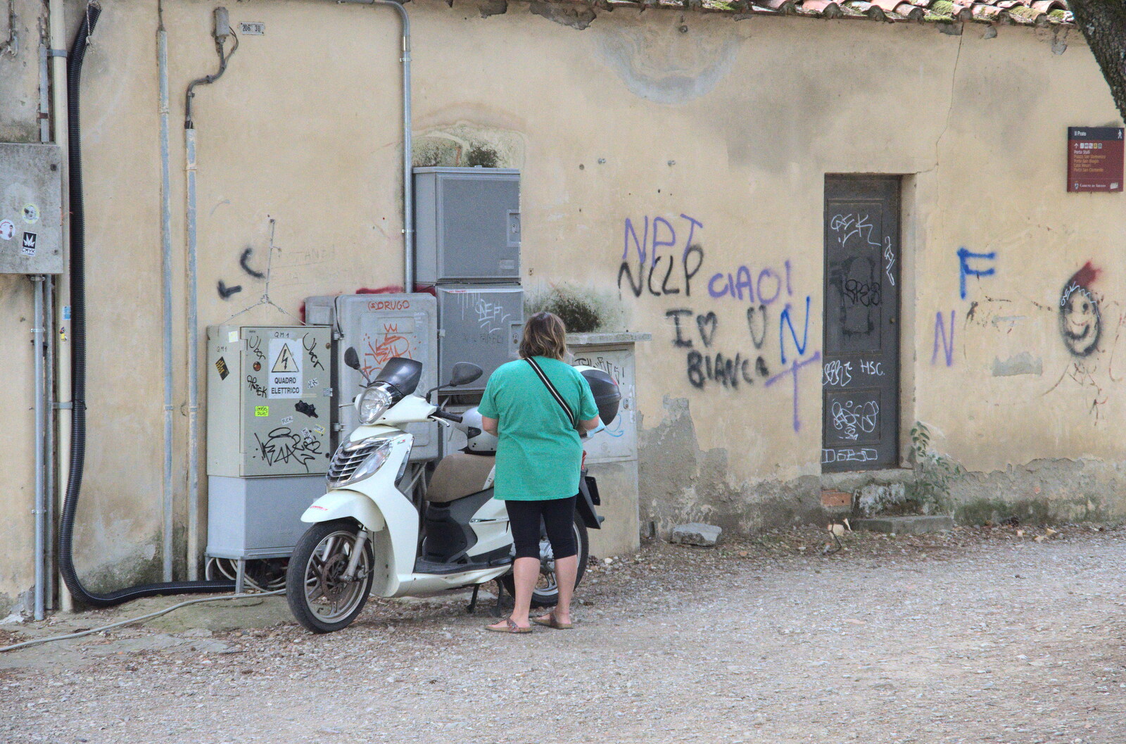 A Day by the Pool and a Festival Rehearsal, Arezzo, Italy - 3rd September 2022: An Italian moped