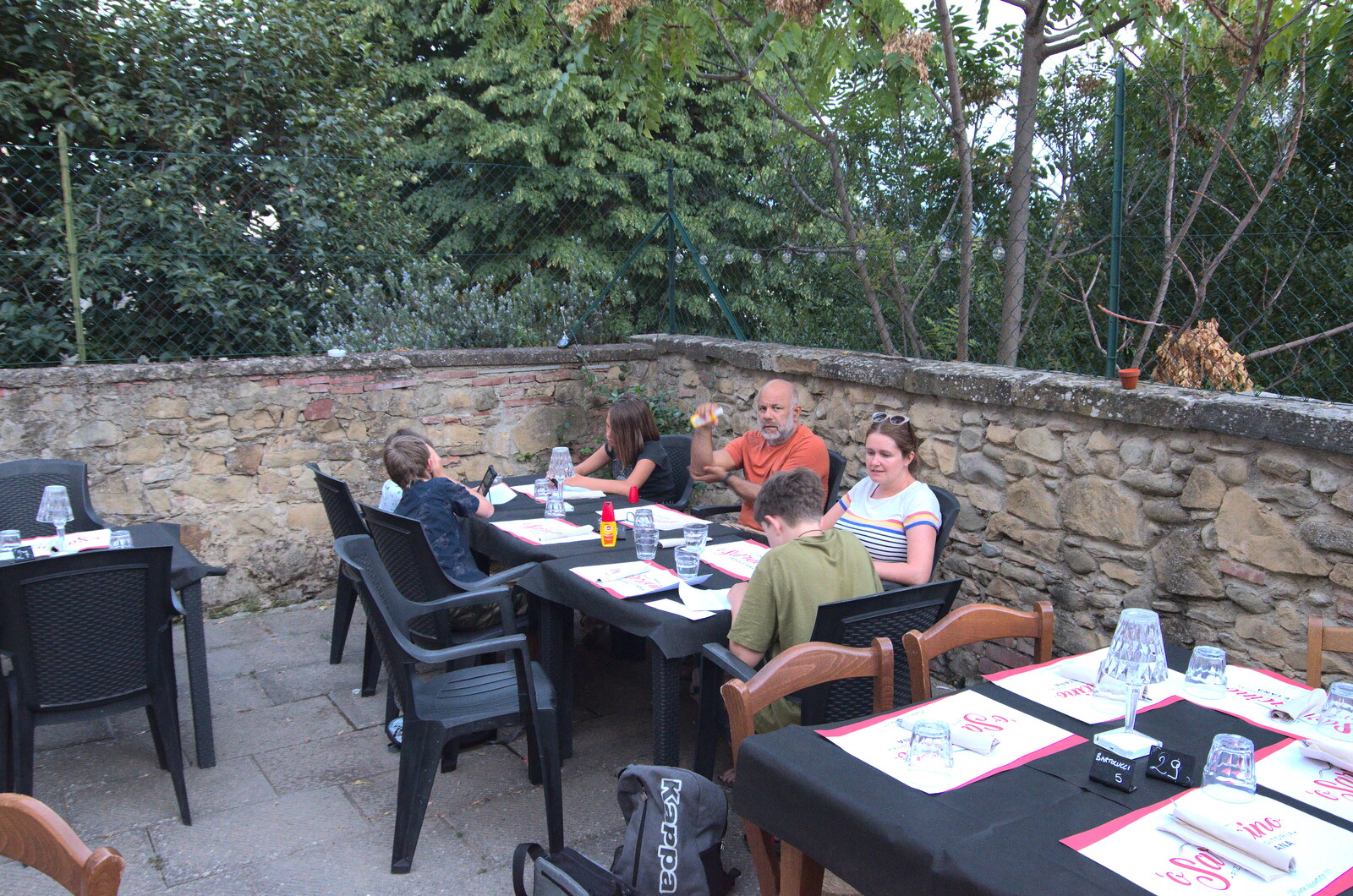 A Day by the Pool and a Festival Rehearsal, Arezzo, Italy - 3rd September 2022: Dinner in the pizzeria's garden area