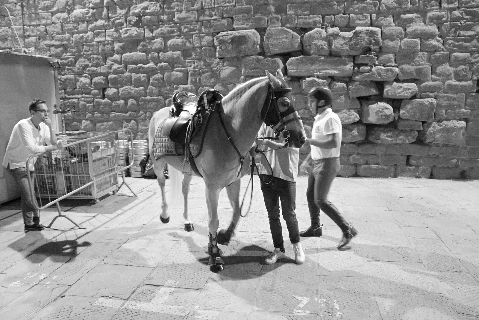 A Day by the Pool and a Festival Rehearsal, Arezzo, Italy - 3rd September 2022: A jousting horse clops around on Via Colcitrone