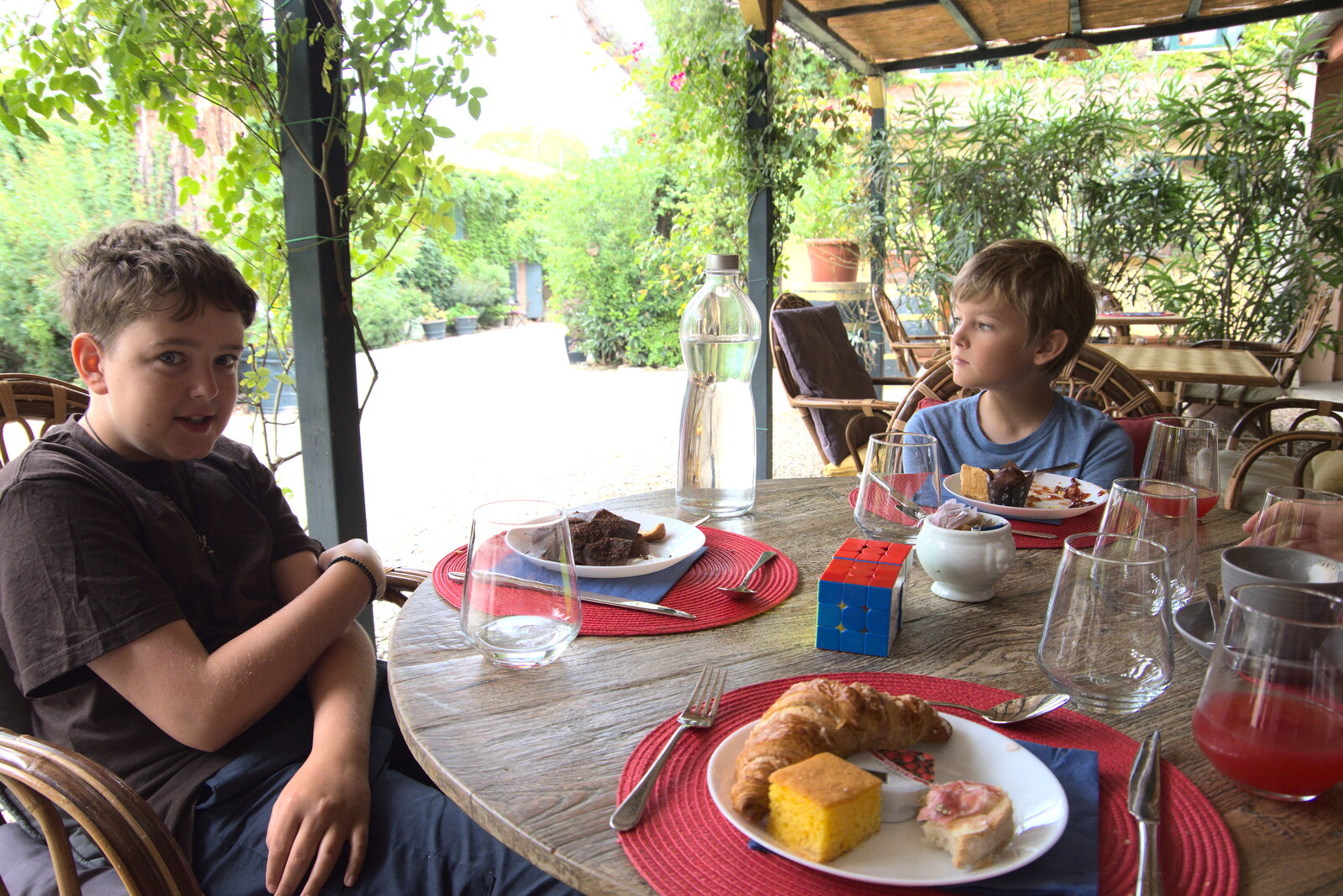 A Day by the Pool and a Festival Rehearsal, Arezzo, Italy - 3rd September 2022: The boys at breakfast