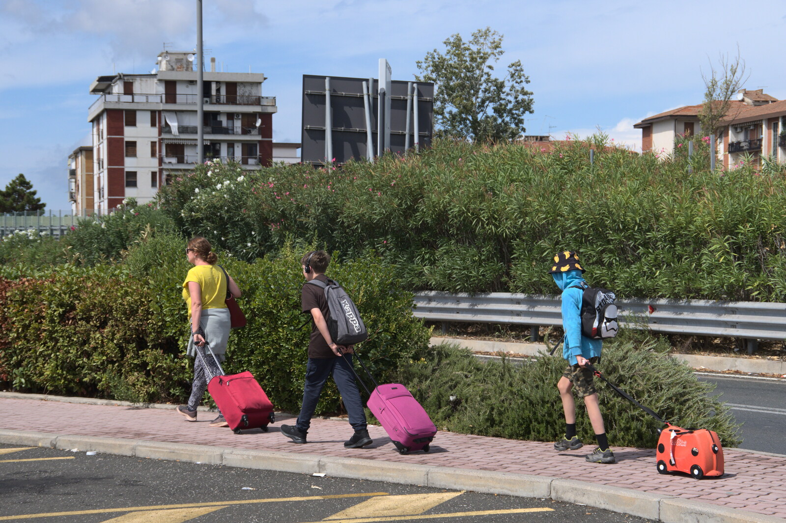 A Day by the Pool and a Festival Rehearsal, Arezzo, Italy - 3rd September 2022: We haul our luggage over to the terminal