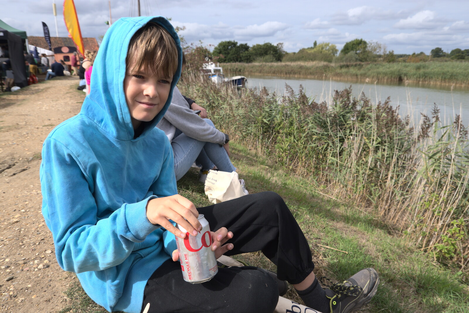 Harry eats macaroni and cheese by the river from The Aldeburgh Food Festival, Snape Maltings, Suffolk - 25th September 2022