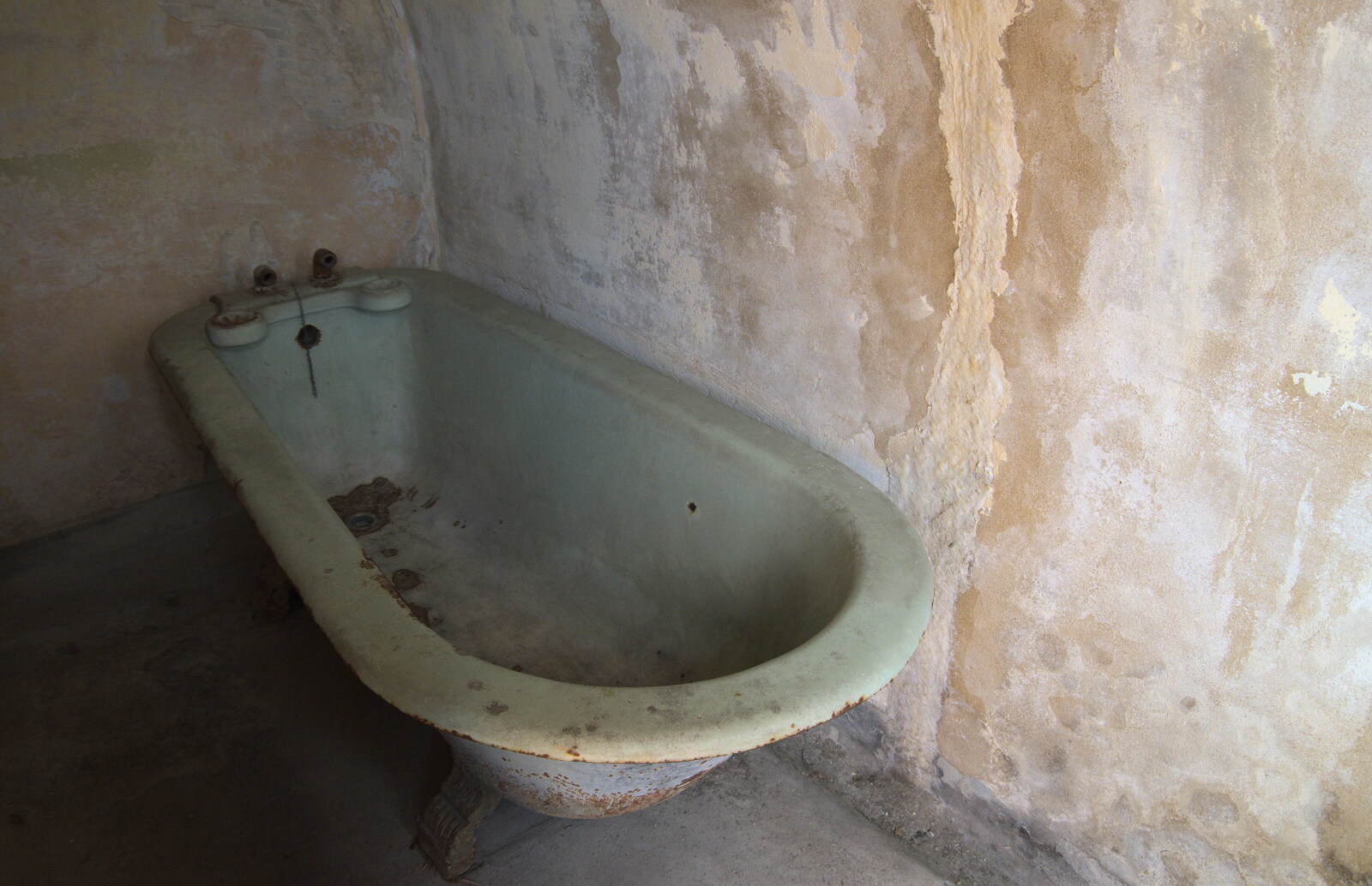 The luxury of a cast-iron bath from A Trip to Landguard Fort, Felixstowe, Suffolk - 16th October 2022