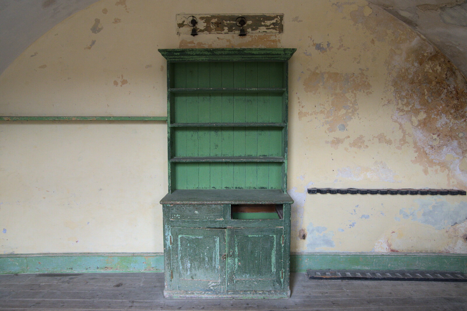 A green Welsh Dresser from A Trip to Landguard Fort, Felixstowe, Suffolk - 16th October 2022