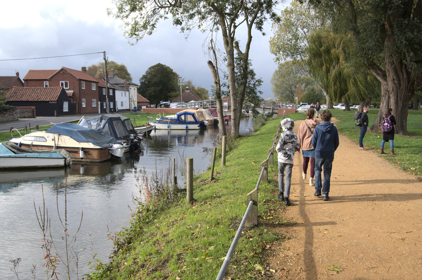 An Afternoon in Beccles, Suffolk - 26th October 2022: We walk past the river in Beccles