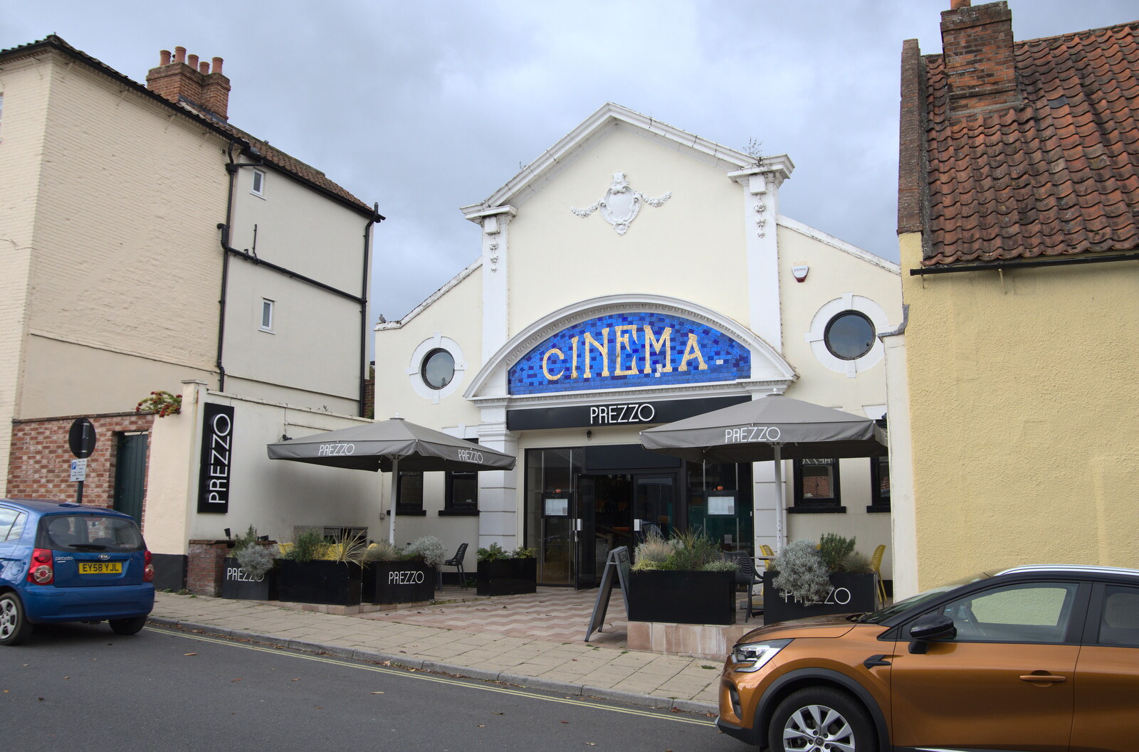An Afternoon in Beccles, Suffolk - 26th October 2022: Prezzo is still going in the old Cinema